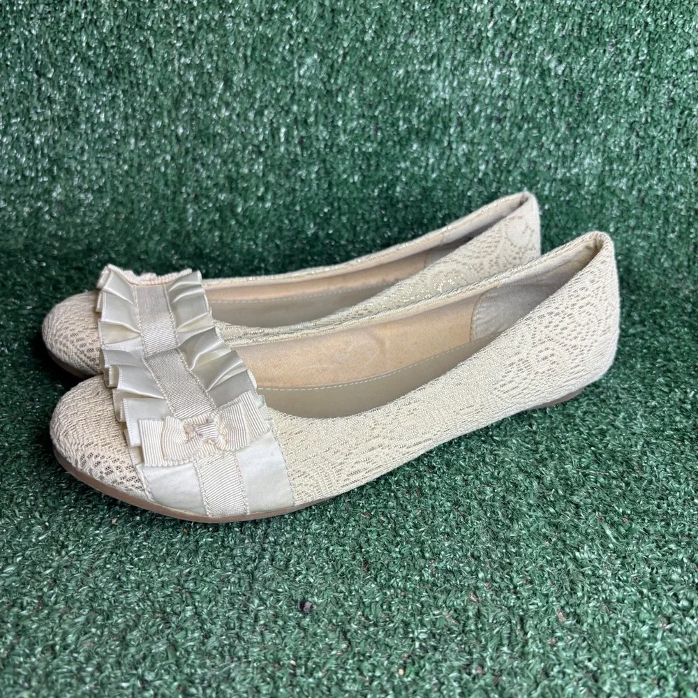 NEW Fergalicious Lace Ruffle Bow Romantic Ballet Flats Cream Ivory Womens Sz 8.5